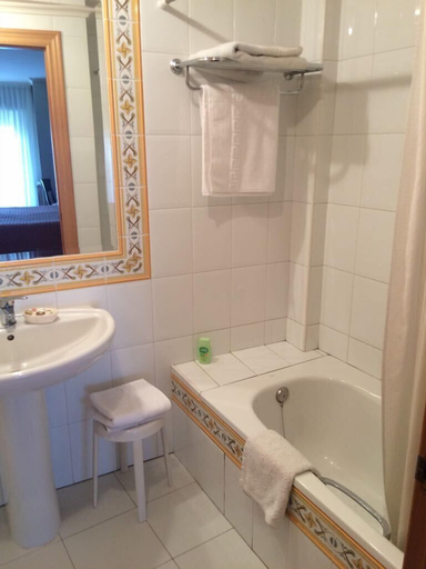 Bathroom 5, Hotel Los Ángeles, León