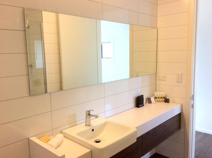 Bathroom 3, West Meadows Motel, Queenstown-Lakes