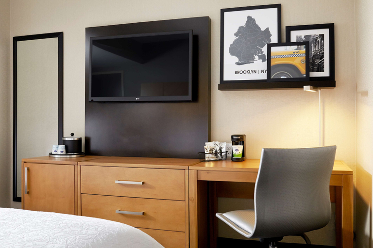 Bedroom 3, Hampton Inn Brooklyn/Downtown, New York