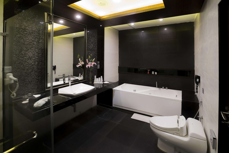 Bathroom 5, Aldovia Resort & Convention, Bangalore Rural