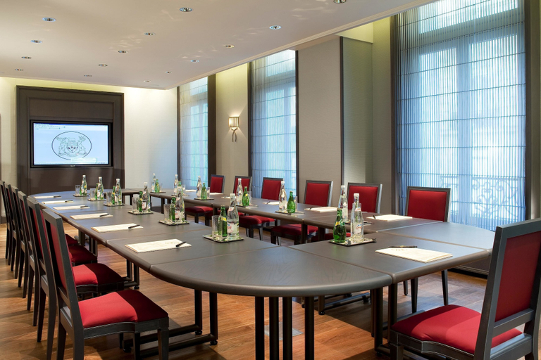 Business Facilities 2, Hôtel Château Frontenac, Paris
