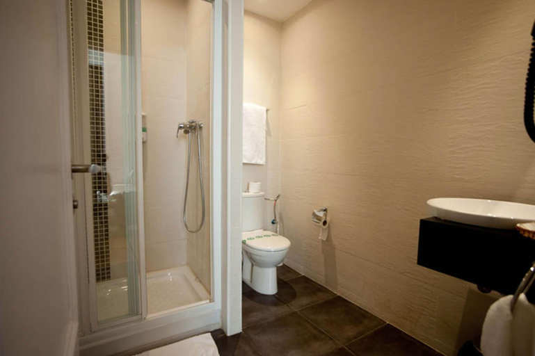 Bathroom 4, Hostal Bcn 46, Barcelona