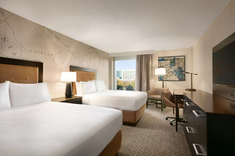 Bedroom 3, Doubletree by Hilton McLean Tysons, Fairfax