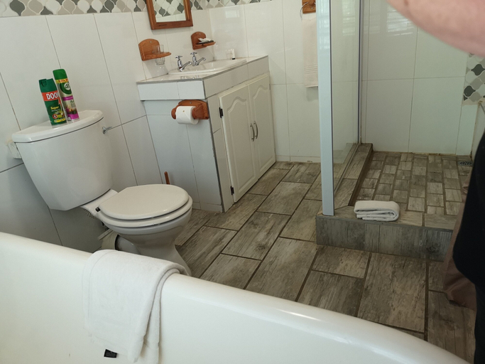 Bathroom 3, Cranberry Cottage, Thabo Mofutsanyane