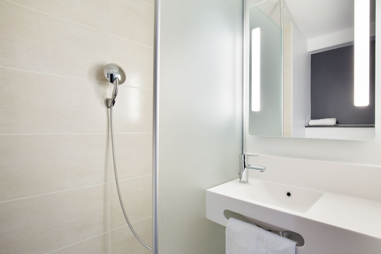 Bathroom 4, B&B HOTEL Paris Sud Châtenay Malabry, Hauts-de-Seine