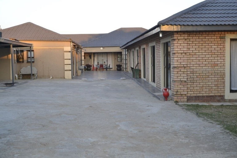 Exterior & Views 2, Thembisi Guesthouse, Amajuba