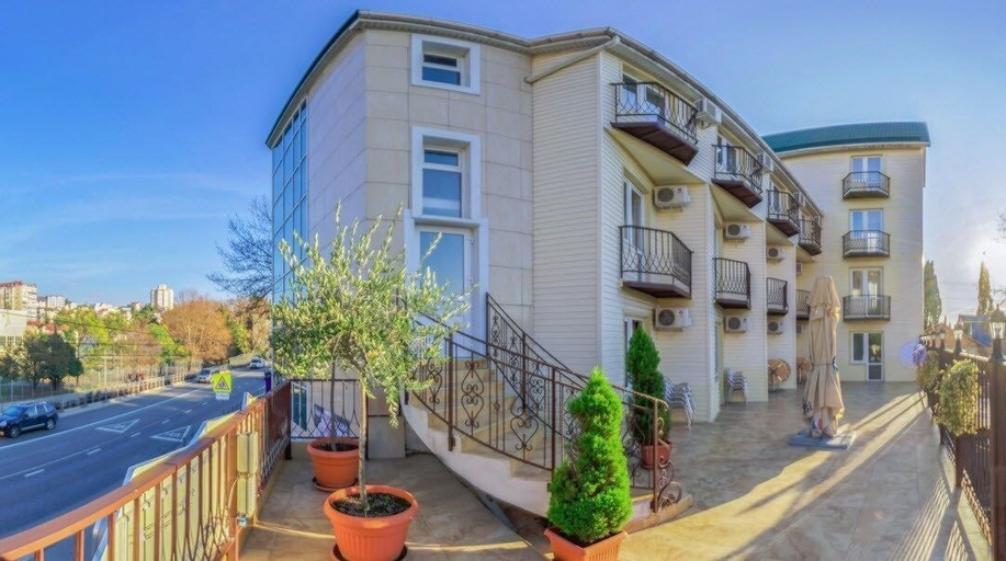 Exterior & Views