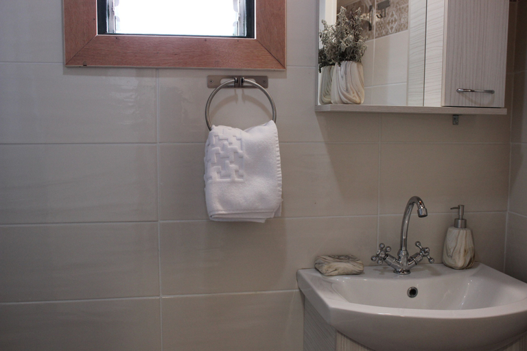 Bathroom 3, Roes apartments, Faistos
