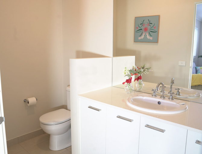 Bathroom 4, Modern 6BRM House Big Group at Pakenham, Cardinia - Pakenham
