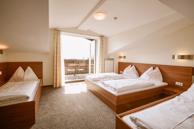 Bedroom 3, Hotel Pinzgauerhof by Alpeffect Hotels, Zell am See