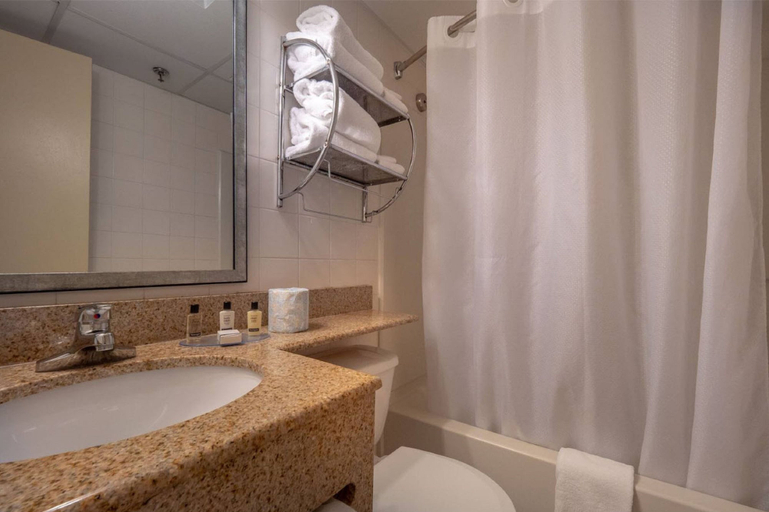 Bathroom 4, Atlantic Sands Hotel & Conference Center, Sussex