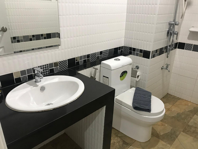 Bathroom 3, TTT Hotel, Hat Yai
