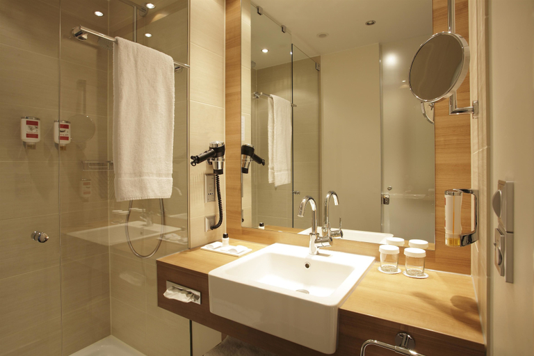Bathroom 5, H4 Hotel Berlin Alexanderplatz, Berlin