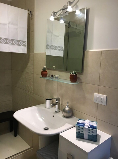 Bathroom 3, Teti Holiday Home, Bari