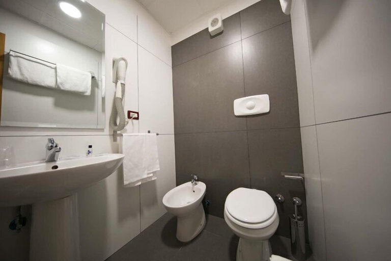 Bathroom 4, Mediterranea Hotel & Convention Center, Salerno