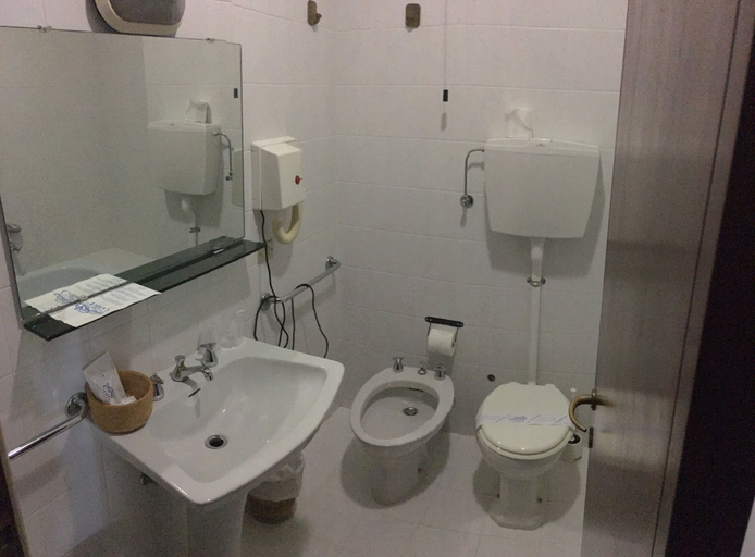 Bathroom 5, Hotel Friuli, Gorizia