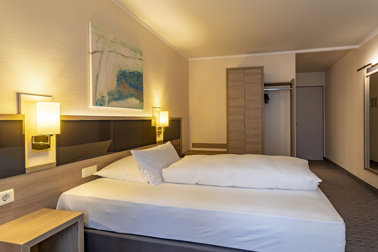 Bedroom 3, Parkhotel Berghoelzchen, Hildesheim