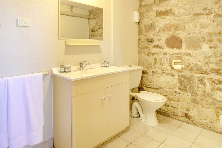 Bathroom 4, The Richmond Arms Hotel, Clarence