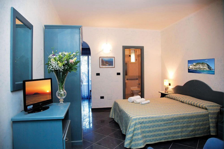 Bedroom 5, Baia Tropea Resort, Vibo Valentia
