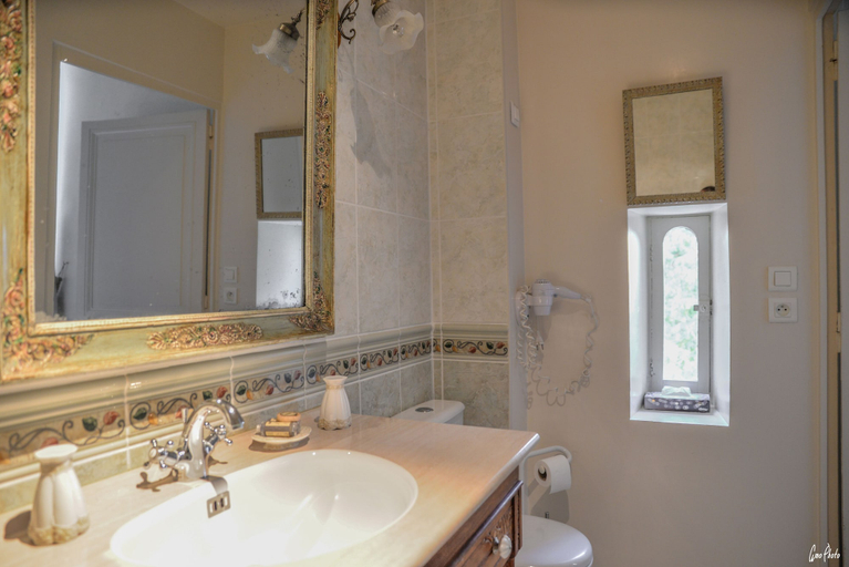 Bathroom 4, L'Oustal, Cher
