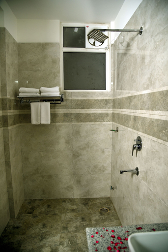 Bathroom 4, Hotel Holiday Hill, Garhwal
