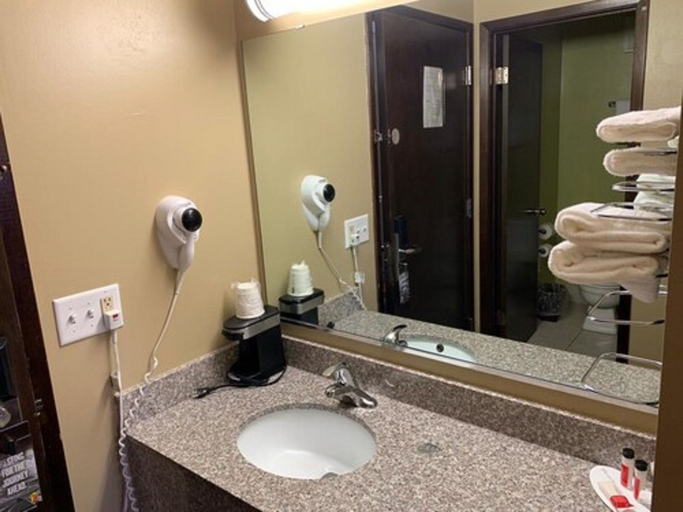 Bathroom 4, Super 8 by Wyndham Eau Claire WI, Eau Claire