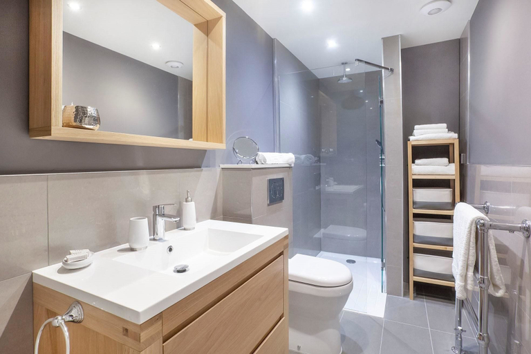 Bathroom 5, Fossgate Bridge, York