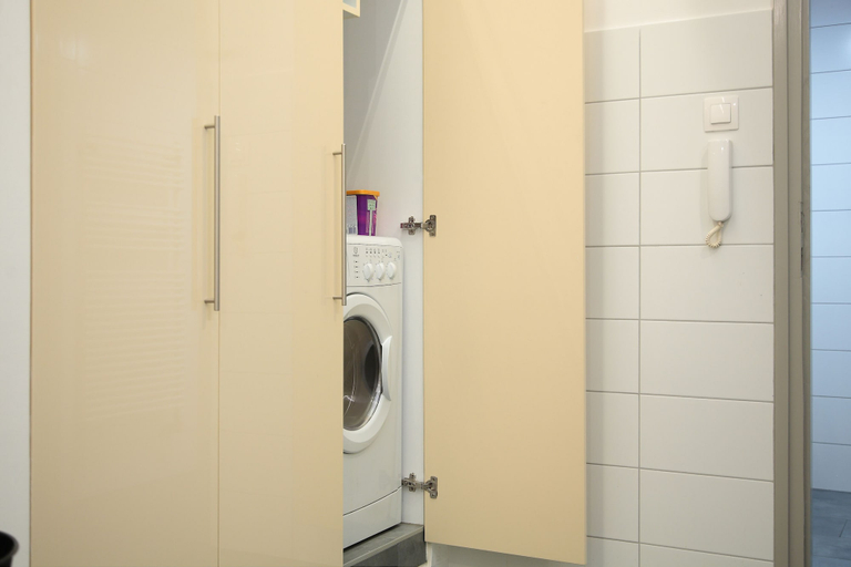 Bathroom 5, Maverick Apartments, Budapesti