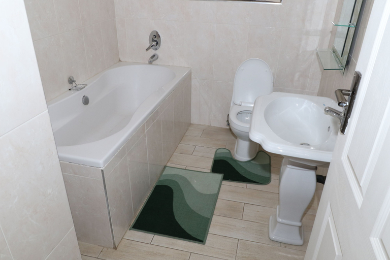 Bathroom 3, Shiloh Luxury Lodge, Harare