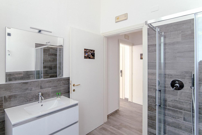 Bathroom 5, Downtown Rooms, Como