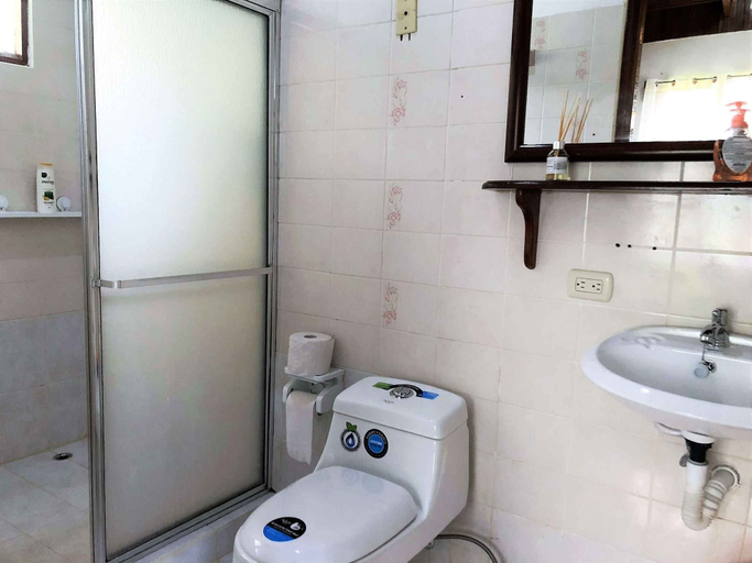 Bathroom 4, Casa Naranjito, Aguirre