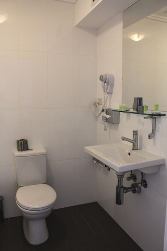 Bathroom 4, Wallacia Hotel, Penrith - East