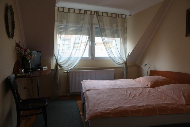 Bedroom 2, Barokk Antik, Kecskemét