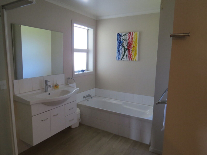 Bathroom, Waikawa House, Southland