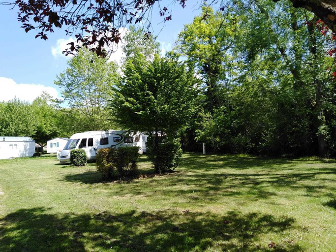Others 3, Camping Aubeterre-Sur-Dronne, Charente