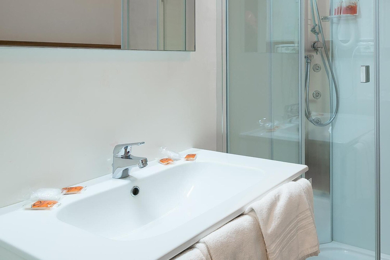 Bathroom 5, Hotel Posta 77, Padua