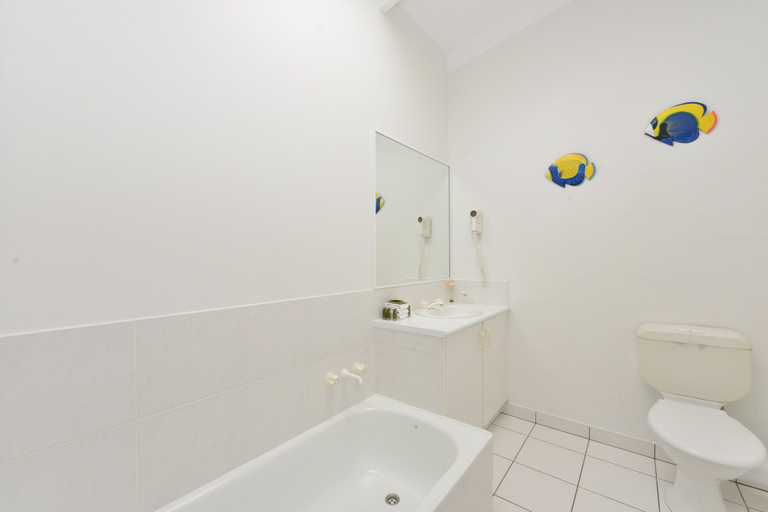 Bathroom 4, Seascape Holidays – Beachfront Terraces, Douglas