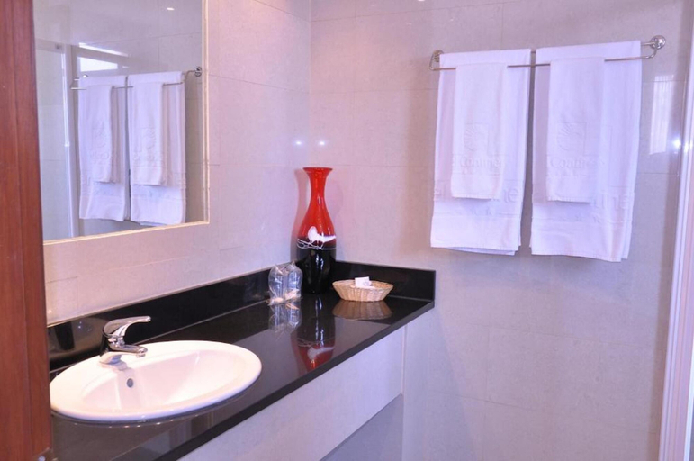 Bathroom 5, Hotel Continental, Ingombota