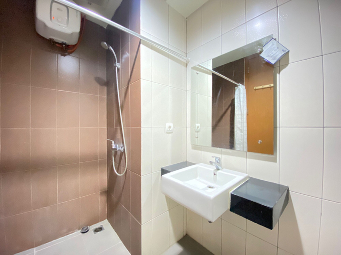 Bathroom 5, Stylish & Comfy Studio at Dago Suites Apartment By Travelio, Bandung