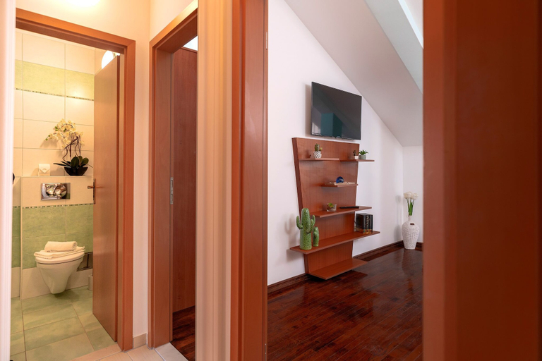 Bathroom 3, Hektorović, Bol