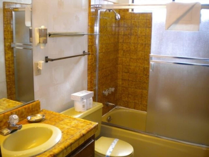 Bathroom, 842 Cirugu, El Dorado