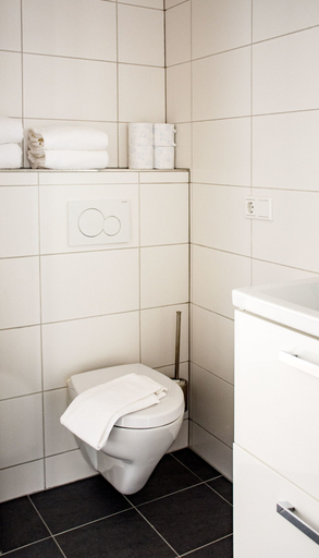 Bathroom 5, ApartHotel Waepen van Middelburg, Middelburg