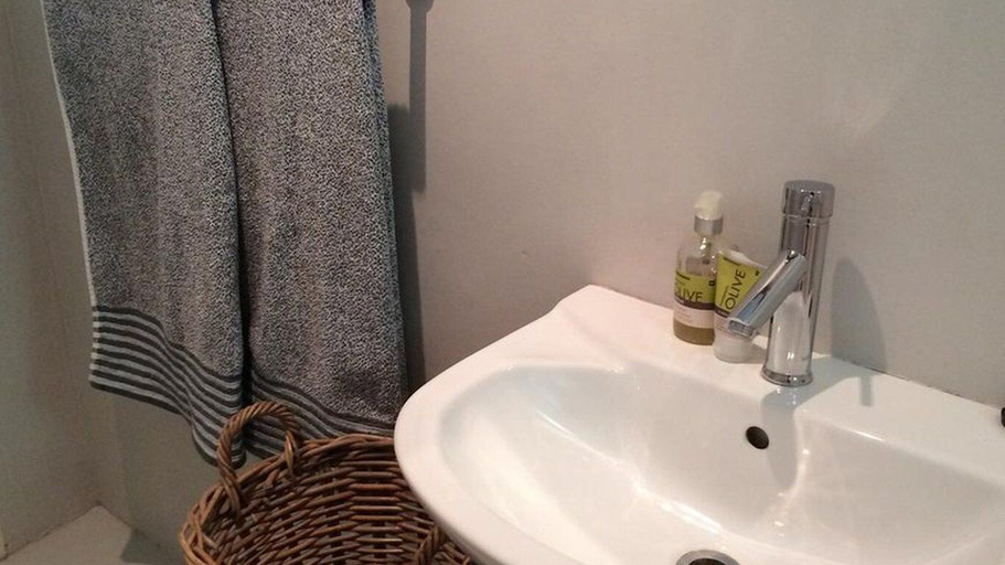 Bathroom 4, City & Farm Stays, eThekwini