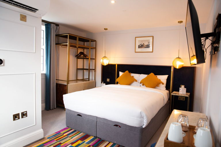 Bedroom 2, Three Falcons Hotel, London