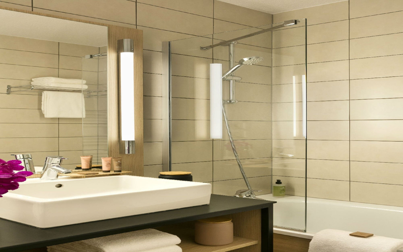 Bathroom 4, Citadines Kleber Strasbourg, Bas-Rhin