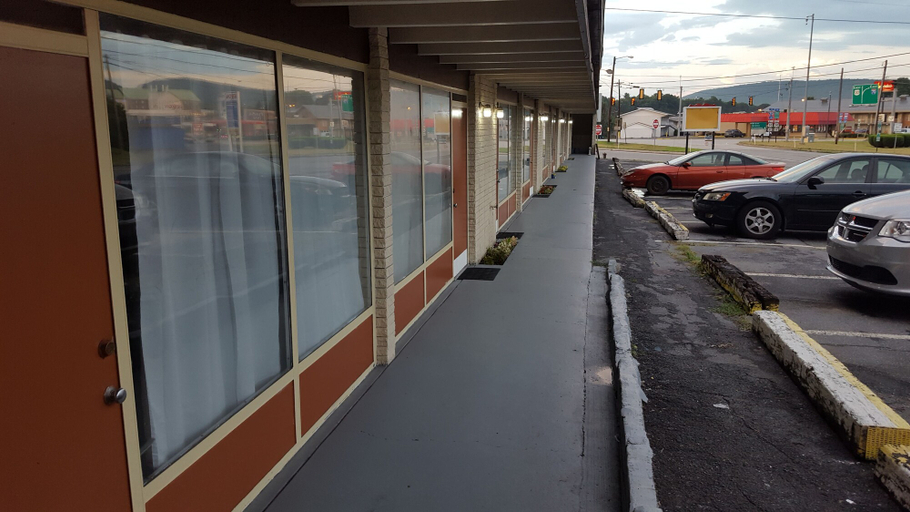 Others 4, Breezwood Motel, Bedford