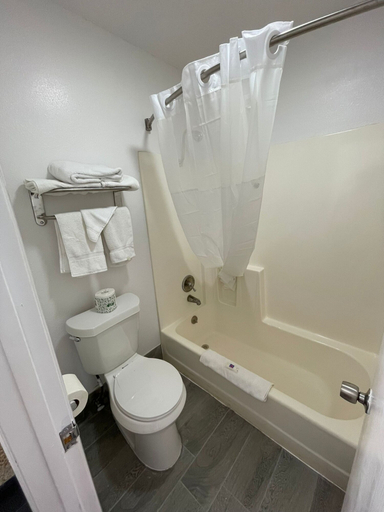 Bathroom 3, Crestview Inn, Stone