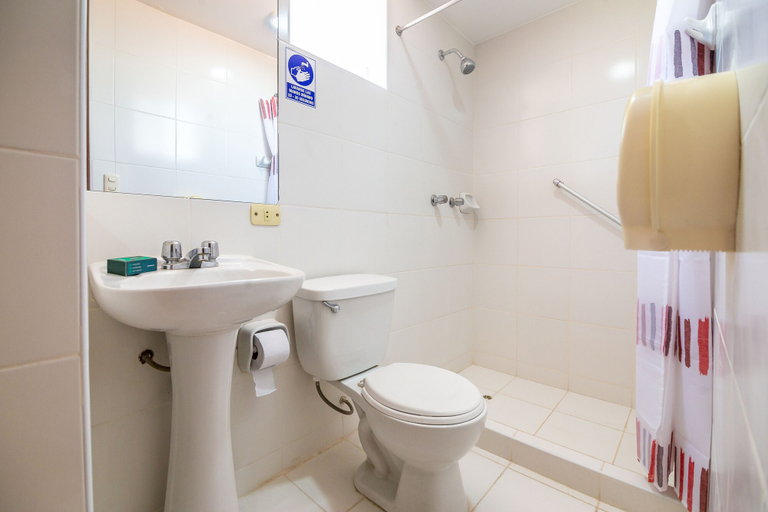 Bathroom 4, Hotel Mosna, Arequipa