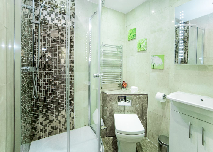 Bathroom 5, Imperial Court Suites, London