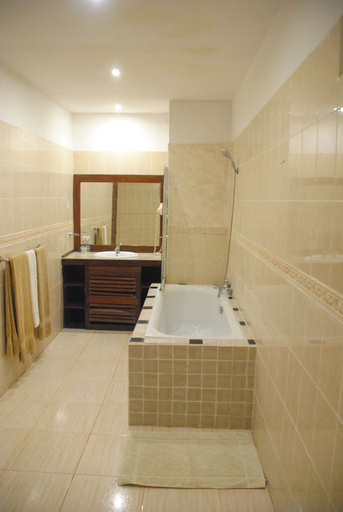 Bathroom 4, Cristal Resort, Kusini